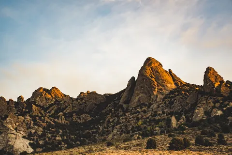 山上岩石的景观照片 山上岩石的景观照片