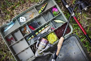 带鱼饵和鱼竿的钓具箱