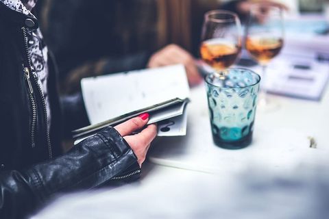 阅读，书籍，杂志，目录，手，手，阅读，女人