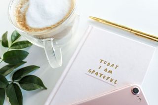 澳大利亚，墨尔本，白桌子，玻璃杯子，杯子，树叶，电话，钢笔