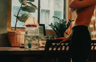 站在木制餐桌上的女人