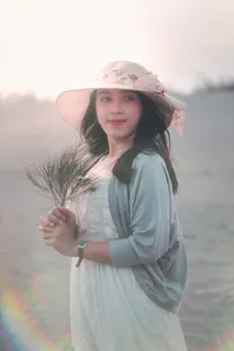 拿着棕色树枝的女人 拿着棕色树枝的女人