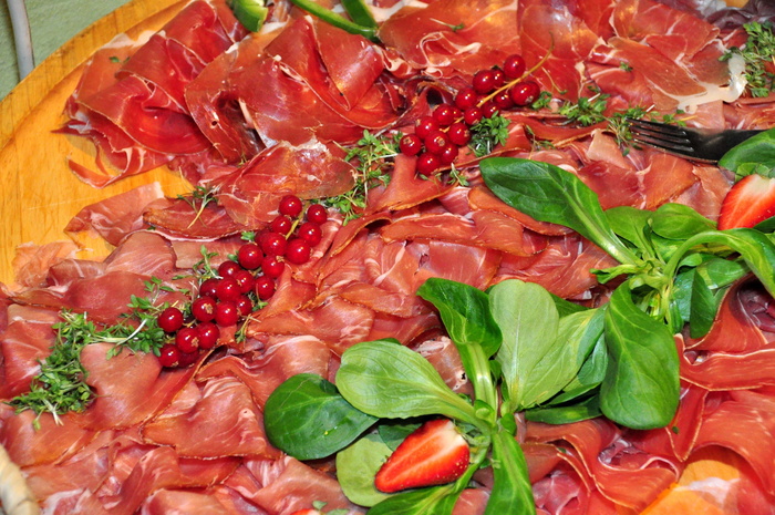 早餐，自助餐，浆果，自助早餐，火腿盘，沙拉，红色，食品和饮料