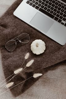 笔记本电脑、眼镜和小白南瓜