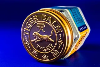 tigerbalm，珠宝封面，浮雕，贴身，蓝色，金属，文字，单个物体