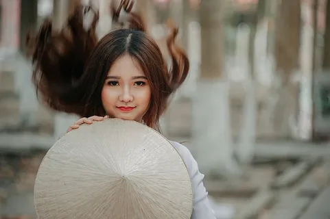 举着圆锥形帽子的女人的选择性摄影 举着圆锥形帽子的女人的选择性摄影