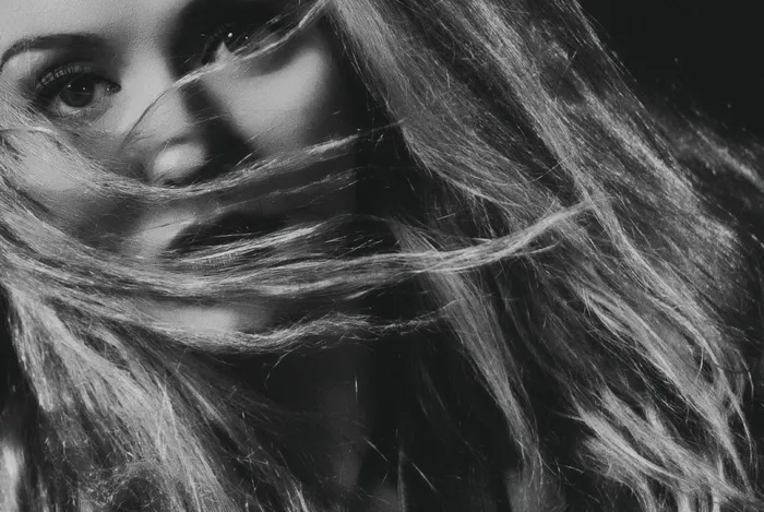 女性面部的灰度照片