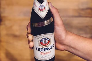 人，拿着，二丁格酒瓶，啤酒，瓶子，手，拿着，白啤酒，啤酒，瓶子