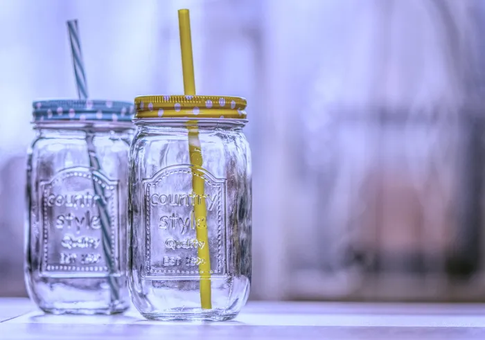 酒杯，吸管，饮料，杯子，颜色，夏天的感觉，盖子，分