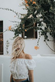 穿着白色露肩上衣的女士