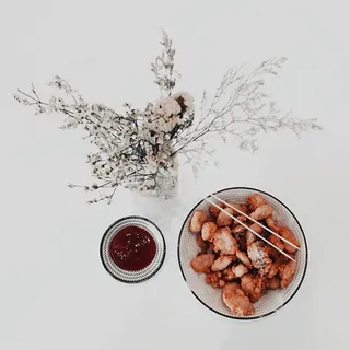 马来西亚，kota bharu，tiny elephant-软饮和咖啡，极简主义，酱汁，番茄酱，爆米花，鲜花