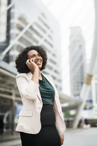 微笑的女人接听电话