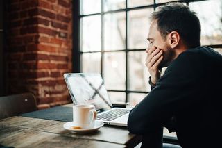 在现代咖啡馆工作的年轻企业家