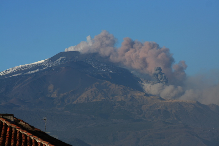 埃特纳火山喷发烟雾气体西西里山火山熔岩