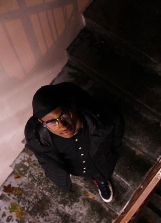 身穿黑色夹克向上看的男子