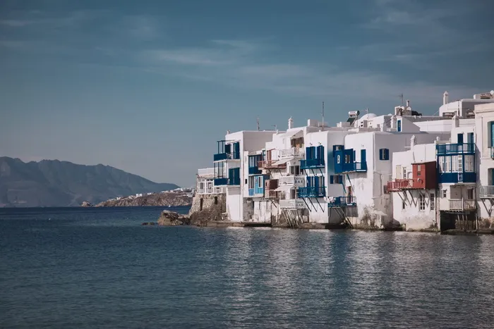 水体附近白色混凝土建筑的照片