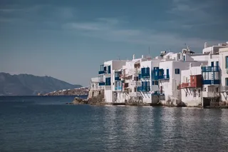 水体附近白色混凝土建筑的照片