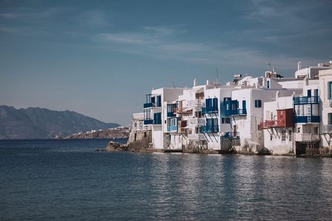 水体附近白色混凝土建筑的照片 水体附近白色混凝土建筑的照片