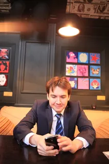 帅哥、咖啡馆、领带、餐厅、年轻人、商人、手机、手机