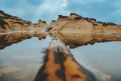 水体附近的棕色岩层