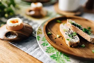 早餐包括茶、面包和鸡蛋