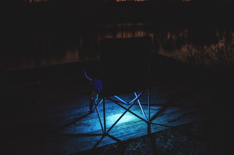 棕色拼花地板上的黑色椅子