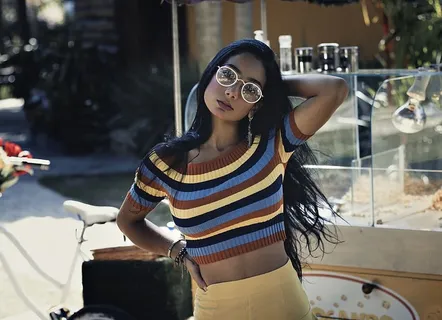 穿蓝红色条纹衬衫的女人 穿蓝红色条纹衬衫的女人