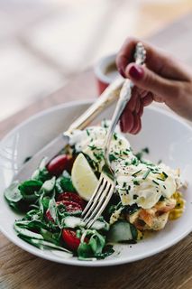 年轻女子在餐厅吃经典早餐的特写镜头