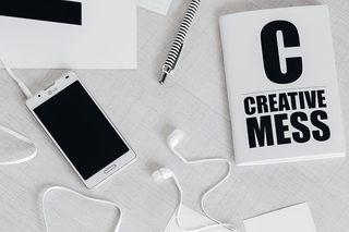 黑白字体句子的俯视图