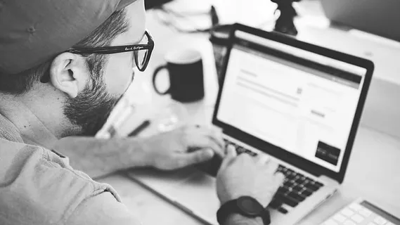 工作、macbook pro、眼镜、办公桌、打字、办公室、商务、创业