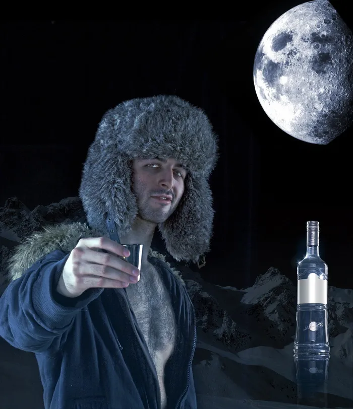 男人，抱着，灰色，子弹杯，满月，伏特加，广告