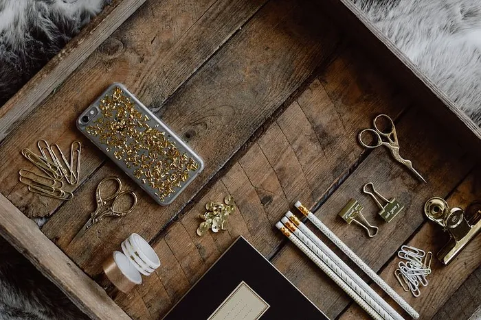 旧木制托盘上的办公配件