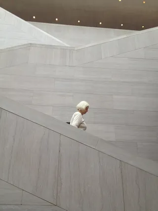 祖母、祖父母、博物馆、白色、高角度视图、室内、地板、一人