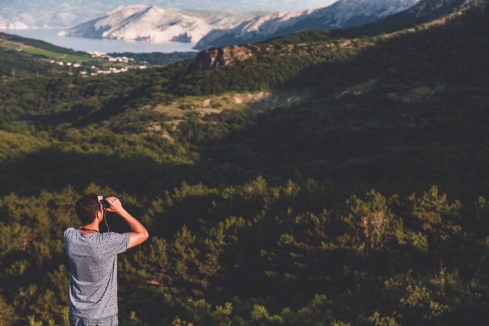 男子穿着灰色圆领T恤