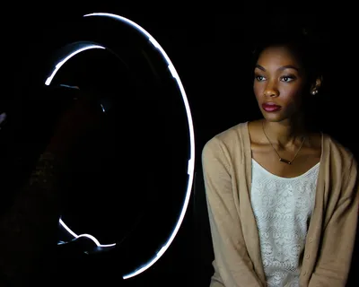 穿着白色蕾丝衬衫和棕色开衫的女士