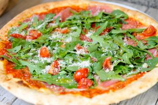 比萨饼、奶酪、普通番茄、开胃菜、食品和饮料、食品、蔬菜、新鲜度