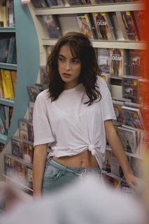 身穿白色T恤的女子浅焦照片