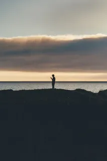 白云下人的侧影