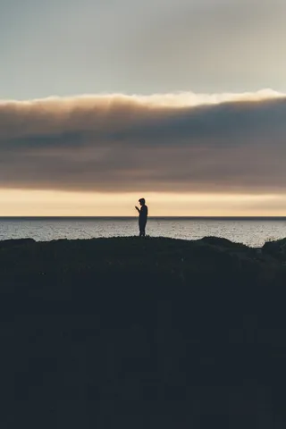 白云下人的侧影