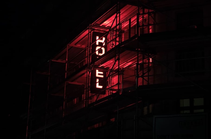 红灯酒店标识、照明、夜间、建筑、霓虹灯、低角度视图、无人、红色