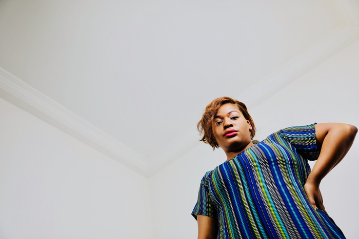 穿着五彩条纹上衣的女人