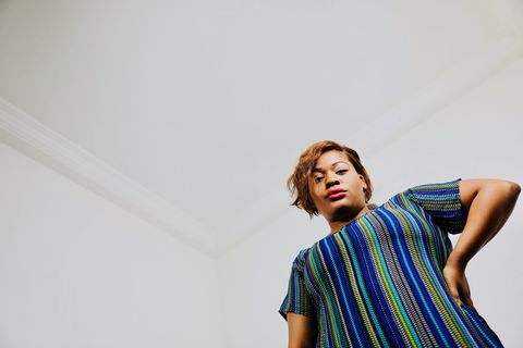 穿着五彩条纹上衣的女人 穿着五彩条纹上衣的女人