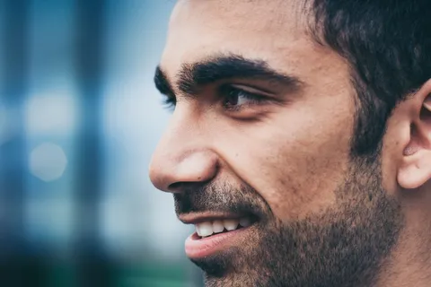 近距离观察男人的脸