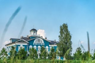 青色，白色，木制，房屋低角度摄影，房屋，建筑，绿色，树木