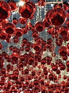 灰色建筑内红灯笼的低角度摄影