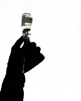 将放射性医疗溶液提取到注射器中。