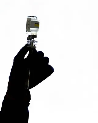 将放射性医疗溶液提取到注射器中。