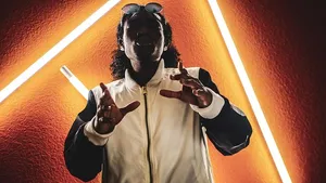 身穿黑白拉链夹克的男子