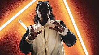 身穿黑白拉链夹克的男子