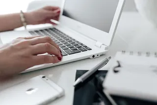 在家里桌上放着笔记本电脑的工作场所